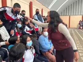 joven con maestra del icti